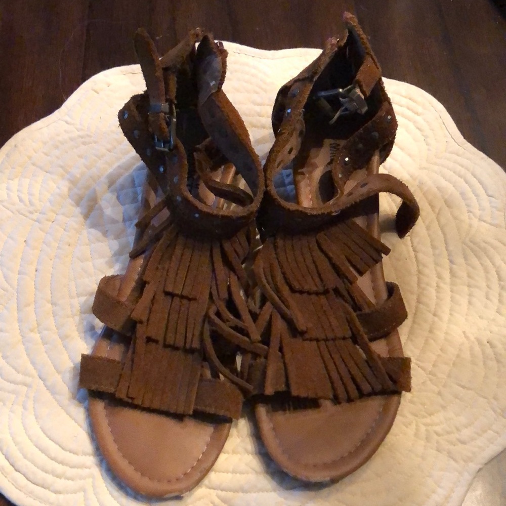 Minnetonka moccasin style open & fringe, metal trim on cross buckled straps